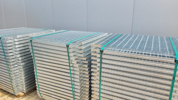 Kraty regałowe w magazynie