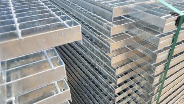 Kraty regałowe w magazynie