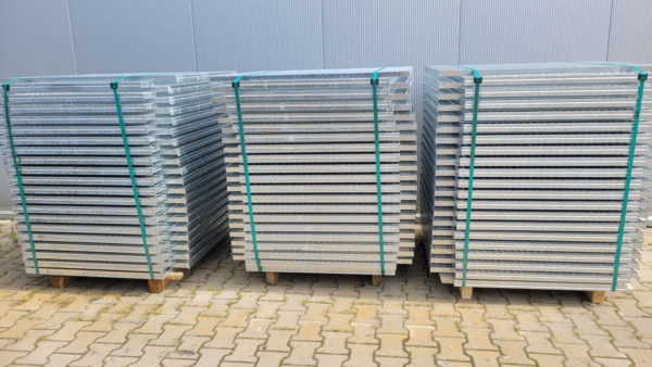 Kraty regałowe w magazynie